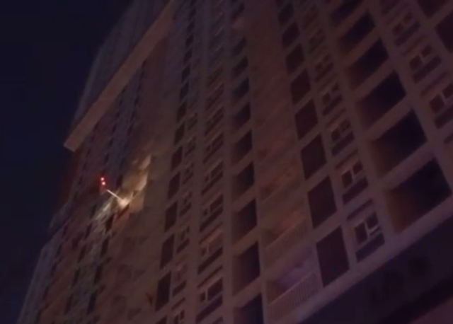 Xe thang được điều động dập tắt đám cháy ở chung cư Nguyễn Kim. Ảnh Trần Duy Khánh Xe thang được điều động dập tắt đám cháy ở chung cư Nguyễn Kim. Ảnh Trần Duy Khánh