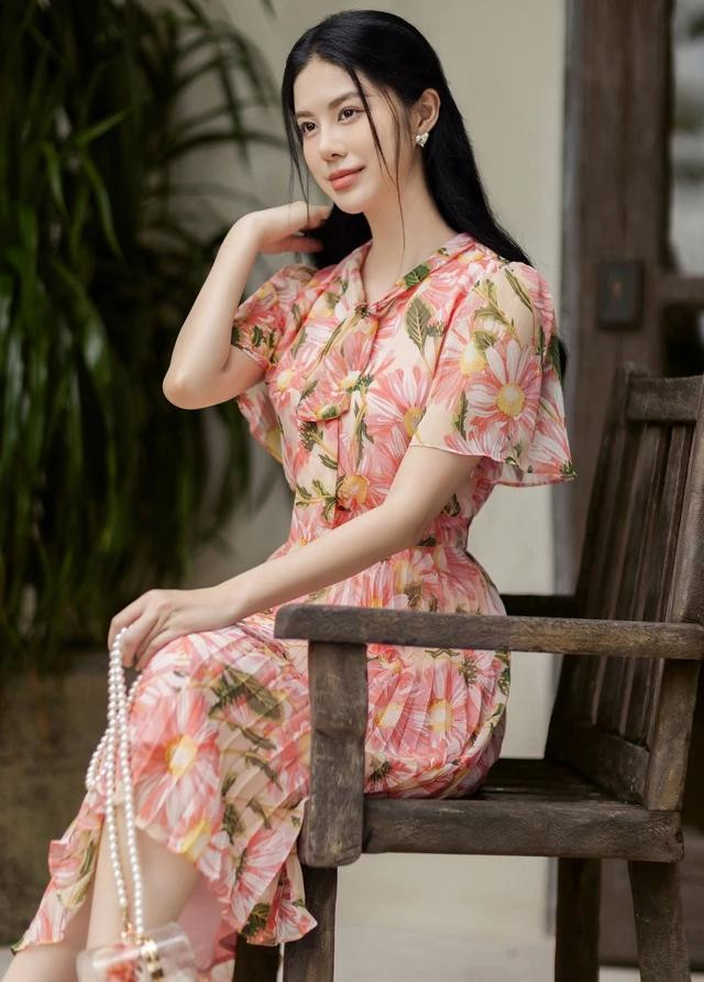 Đầm váy in hoa không chỉ phù hợp với những buổi đi chơi, hẹn hò hay cà phê gặp mặt mà còn có thể mặc đi làm. ẢNH IVY MODA Đầm váy in hoa không chỉ phù hợp với những buổi đi chơi, hẹn hò hay cà phê gặp mặt mà còn có thể mặc đi làm. ẢNH IVY MODA