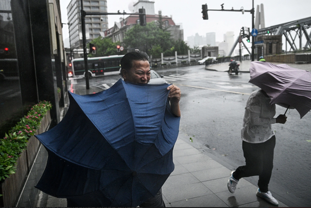 Bão Bebinca đổ bộ vào thành phố Thượng Hải của Trung Quốc vào sáng nay 16.9, trở thành cơn bão nhiệt đới mạnh nhất tấn công trực tiếp vào thành phố này trong hơn 7 thập niên. Ảnh: AFP