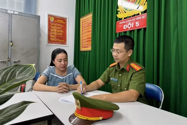 Công an lấy lời khai các đối tượng.