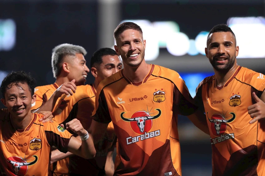 HA Gia Lai đã đổi tên từ khi bầu Đức nhờ bầu Thuỵ chia sẻ gánh cùng đội bóng với tên mới LPBank HAGL. Ảnh: HNM HA Gia Lai đã đổi tên từ khi bầu Đức nhờ bầu Thuỵ chia sẻ gánh cùng đội bóng với tên mới LPBank HAGL. Ảnh: HNM