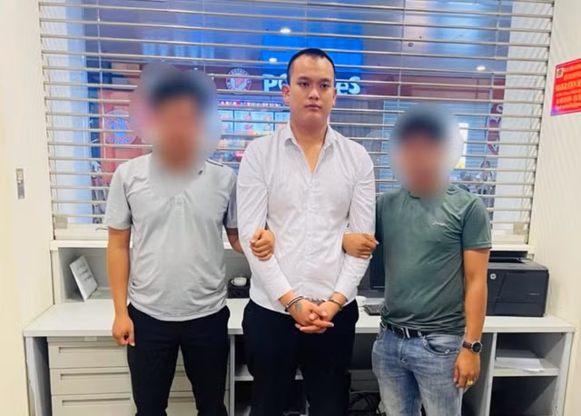 Nguyễn Thành Đạt bị các trinh sát bắt giữ khi vừa từ Nhật về Việt Nam