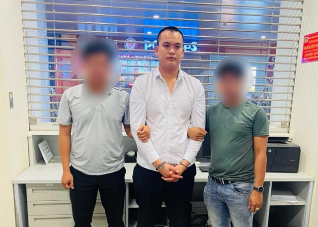 Nguyễn Thành Đạt bị các trinh sát bắt giữ khi vừa từ Nhật về Việt Nam Nguyễn Thành Đạt bị các trinh sát bắt giữ khi vừa từ Nhật về Việt Nam