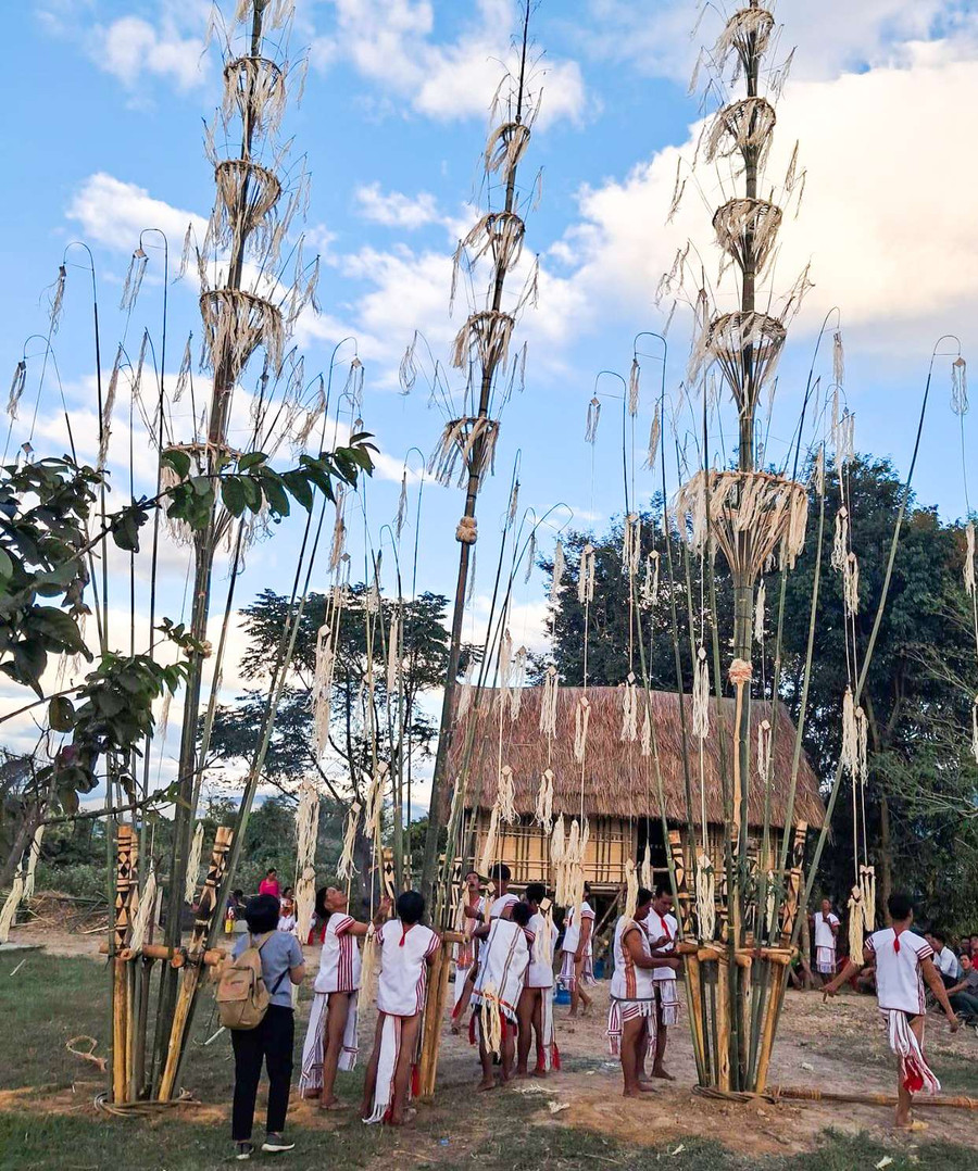 Cây nêu truyền thống của người Rơ Măm ở làng Le. Ảnh: H.T