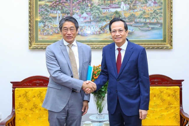 Hai bên cùng nhau trao đổi các vấn đề đang nhận được nhiều sự quan tâm như Dự án "Hỗ trợ kết nối thông tin việc làm cho người lao động Việt Nam đi làm việc ở nước ngoài theo hợp đồng", Hiệp định BHXH... Hai bên cùng nhau trao đổi các vấn đề đang nhận được nhiều sự quan tâm như Dự án "Hỗ trợ kết nối thông tin việc làm cho người lao động Việt Nam đi làm việc ở nước ngoài theo hợp đồng", Hiệp định BHXH...