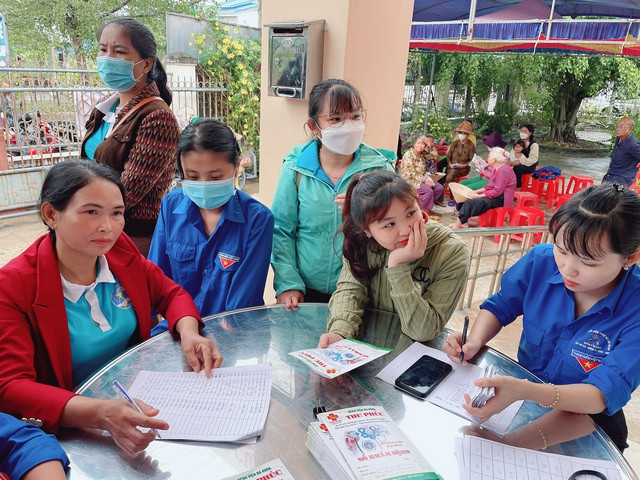 Hội Liên hiệp thanh niên Việt Nam H.Vân Canh phối hợp với các cơ quan, đơn vị tổ chức khám bệnh, phát thuốc cho người dân. Ảnh: VIỆT ÂN