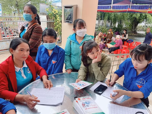 Hội Liên hiệp thanh niên Việt Nam H.Vân Canh phối hợp với các cơ quan, đơn vị tổ chức khám bệnh, phát thuốc cho người dân. Ảnh: VIỆT ÂN