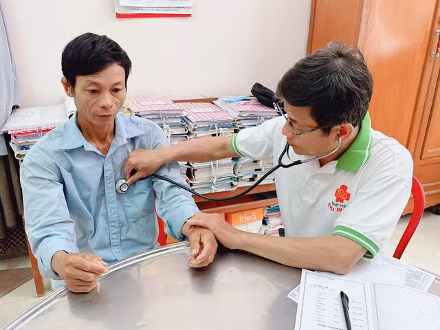 Bác sĩ khám bệnh cho người dân H.Vân Canh. Ảnh: VIỆT ÂN