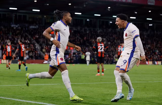 Nkunku và Sancho phối hợp lập công