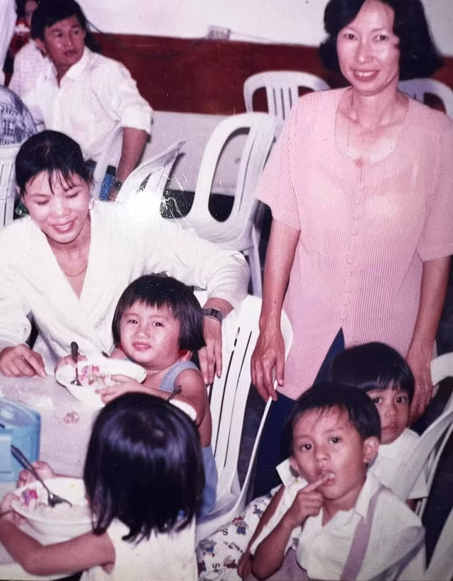 Tấm hình cặp đôi chụp chung hồi mẫu giáo trên bàn ăn. Ảnh NVCC