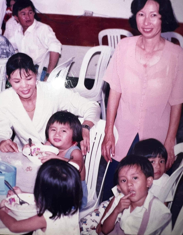 Tấm hình cặp đôi chụp chung hồi mẫu giáo trên bàn ăn. Ảnh NVCC Tấm hình cặp đôi chụp chung hồi mẫu giáo trên bàn ăn. Ảnh NVCC