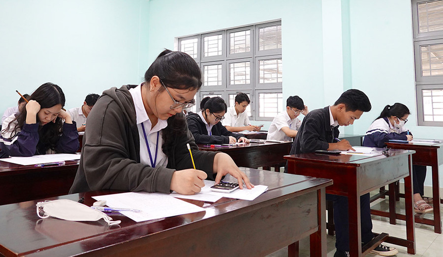 Học sinh Trường THPT Phan Bội Châu (TP. Pleiku) tham gia đợt thi thử tốt nghiệp. Ảnh: Mộc Trà
