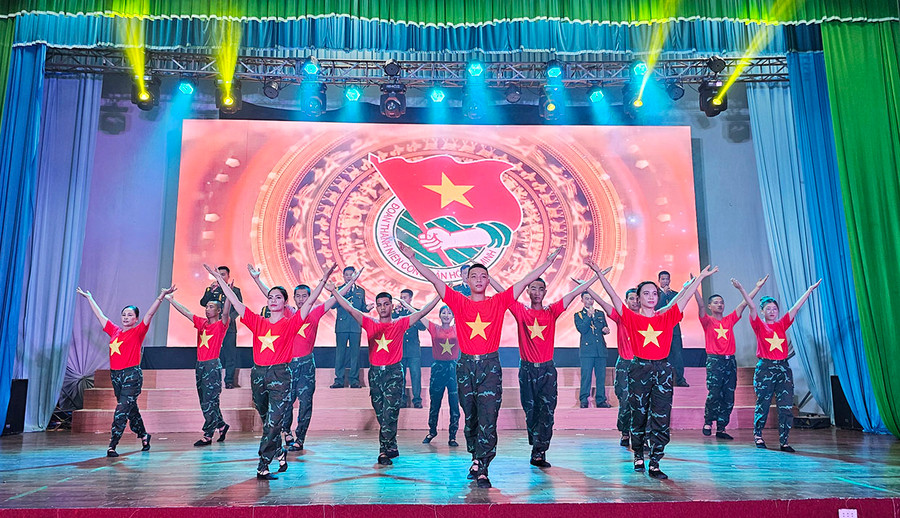 Các tiết mục văn nghệ trong đêm giao lưu được dàn dựng công phu. Ảnh: Bá Bính