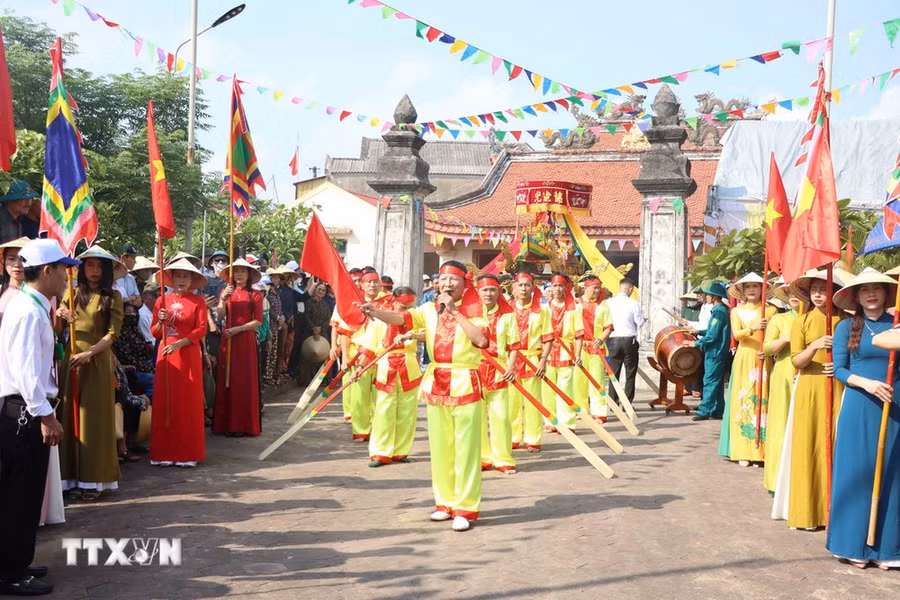 Nghi lễ hò chèo cạn tại lễ hội cầu ngư. (Ảnh: Hữu Quyết/TTXVN)