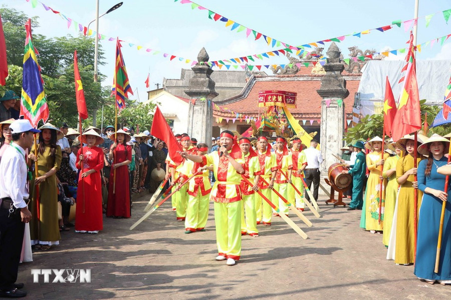 Nghi lễ hò chèo cạn tại lễ hội cầu ngư. (Ảnh: Hữu Quyết/TTXVN) Nghi lễ hò chèo cạn tại lễ hội cầu ngư. (Ảnh: Hữu Quyết/TTXVN)
