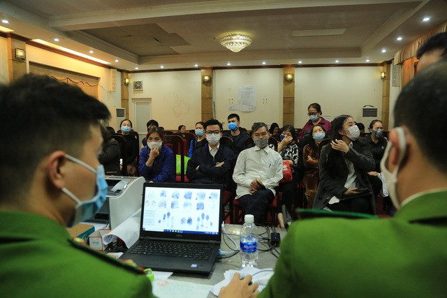 Lực lượng công an cấp thẻ căn cước công dân cho người dân. Ảnh: PHÚC BÌNH Lực lượng công an cấp thẻ căn cước công dân cho người dân. Ảnh: PHÚC BÌNH