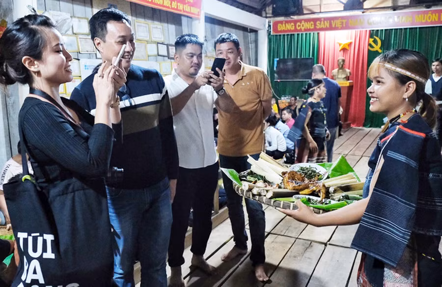 Làng Mơ Hra-Đáp (xã Kông Lơng Khơng, huyện Kbang) là mô hình du lịch cộng đồng đầu tiên của tỉnh được xây dựng từ một dự án hỗ trợ, kết nối hướng đến phát triển bền vững. Ảnh: M.C