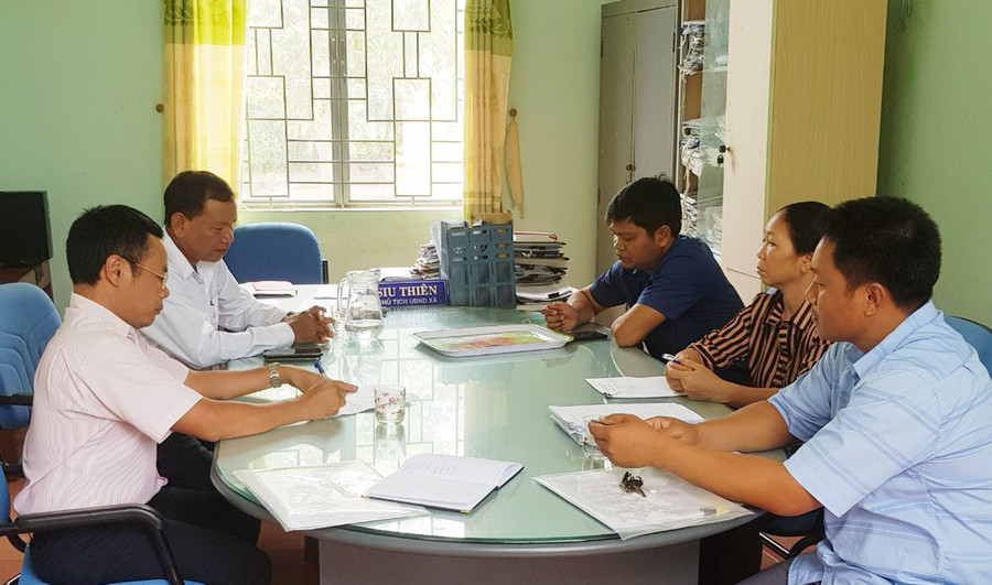 Phòng Giao dịch NHCSXH huyện Phú Thiện trao đổi thông tin triển khai các chương trình tín dụng với chính quyền địa phương, các hội đoàn thể. Ảnh: Sơn Ca