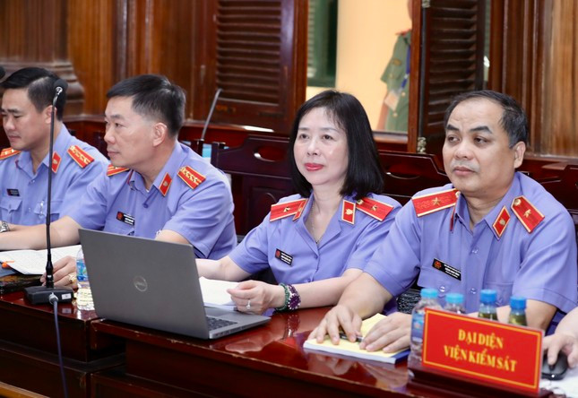 Đại diện Viện Kiểm sát tại phiên tòa đề nghị HĐXX tuyên tử hình bà Trương Mỹ Lan. Ảnh: Duy Anh. Đại diện Viện Kiểm sát tại phiên tòa đề nghị HĐXX tuyên tử hình bà Trương Mỹ Lan. Ảnh: Duy Anh.