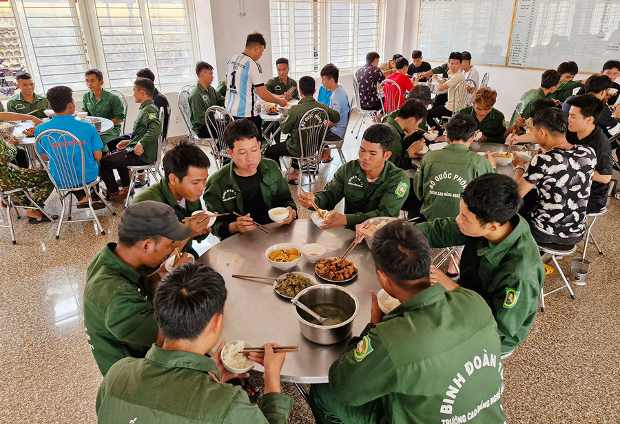 Các học viên dùng bữa tại bếp ăn của Trường Cao đẳng Nghề số 21. Ảnh: V.H