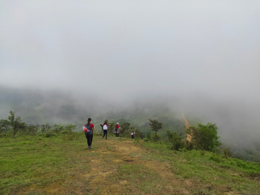 Những đồi cỏ rộng lớn, được bao phủ bởi những tầng mây mờ mờ ảo ảo. Ảnh: Lê Dương