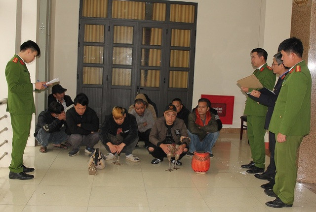 Những người tham gia đá gà ăn tiền và tang vật tại cơ quan công an. Ảnh: Công an Hà Nam