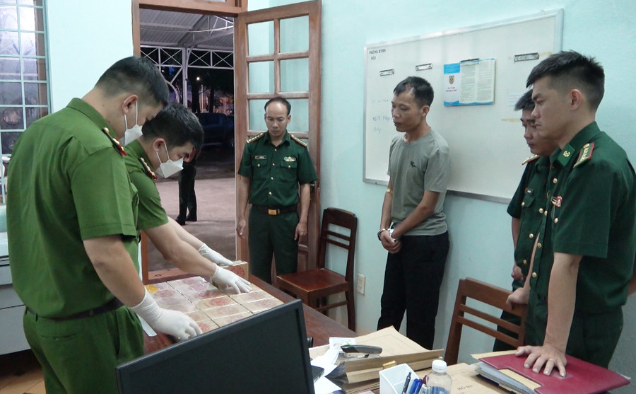 Lực lượng chức năng giám định tang vật. Ảnh: VL-HA