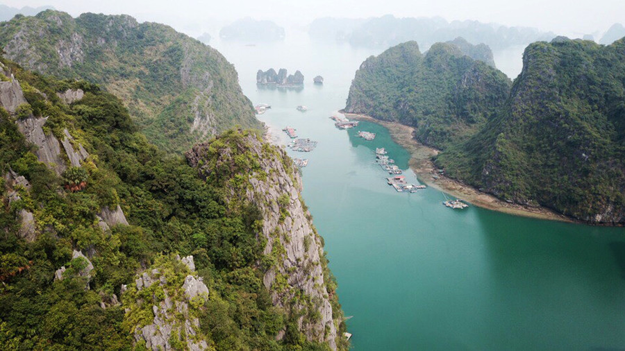 Làng chài Cửa Vạn nép mình bên vách đá ở vịnh Hạ Long. Ảnh: LNH Làng chài Cửa Vạn nép mình bên vách đá ở vịnh Hạ Long. Ảnh: LNH