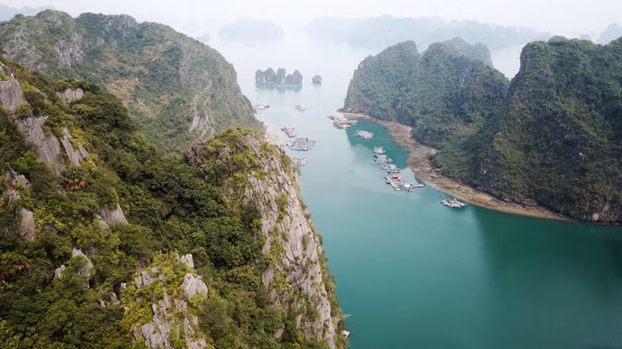 Làng chài Cửa Vạn nép mình bên vách đá ở vịnh Hạ Long. Ảnh: LNH