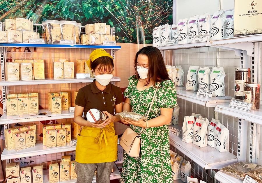 Giá cà phê nhân xô trên thị trường đang ở mức cao kỷ lục đã phần nào tác động đến giá cà phê bột chế biến. Ảnh: V.T Giá cà phê nhân xô trên thị trường đang ở mức cao kỷ lục đã phần nào tác động đến giá cà phê bột chế biến. Ảnh: V.T