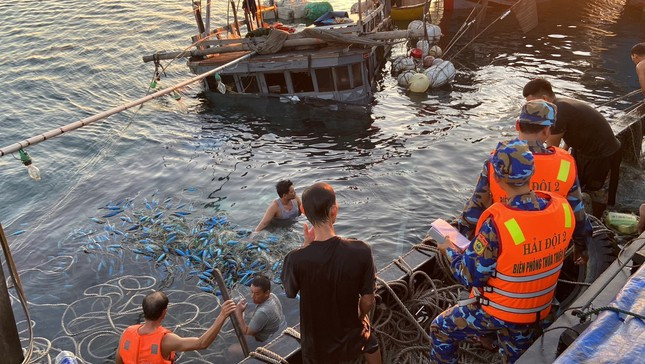 Lực lượng chức năng triển khai các phương án cứu hộ tàu cá và các thuyền viên. Lực lượng chức năng triển khai các phương án cứu hộ tàu cá và các thuyền viên.