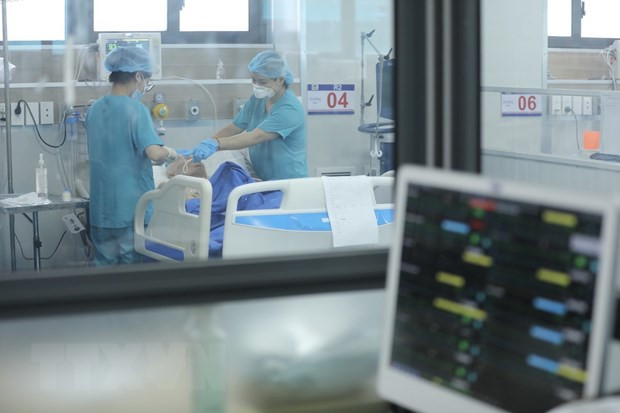 Chăm sóc bệnh nhân nặng đang điều trị. (Ảnh: Minh Quyết/TTXVN)