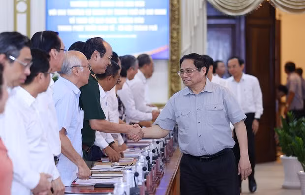 Thủ tướng Phạm Minh Chính với lãnh đạo các sở, ban, ngành Thành phố Hồ Chí Minh. Ảnh: Dương Giang-TTXVN