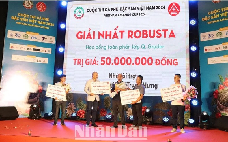 Các nhà tài trợ trao phần thưởng cho đơn vị đoạt giải Nhất cà-phê Robusta.