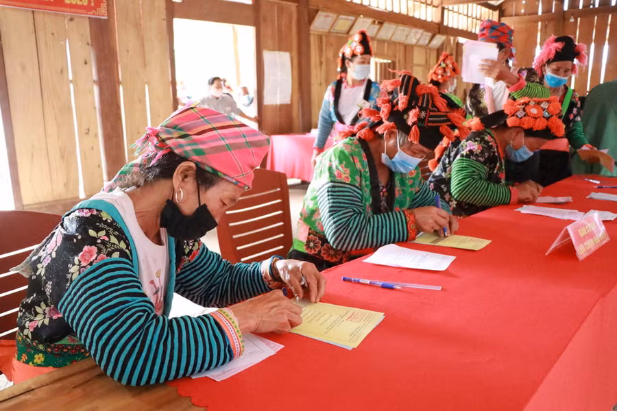 Cử tri người Mông tại bản Nậm Giắt, xã Phỏng Lái, huyện Thuận Châu, tỉnh Sơn La làm thủ tục bỏ phiếu bầu cử đại biểu Quốc hội và Hội đồng Nhân dân các cấp. (Ảnh: Hữu Quyết/TTXVN)