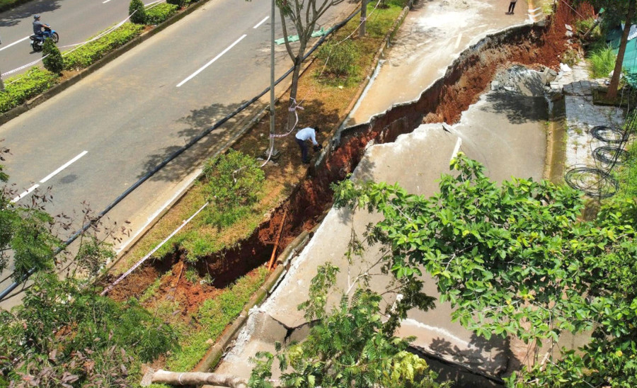 Điểm sạt lở trên Quốc lộ 14 (đường Hồ Chí Minh) do thiên tai gây ra ở Đắk Nông. Ảnh: Lê Phước Điểm sạt lở trên Quốc lộ 14 (đường Hồ Chí Minh) do thiên tai gây ra ở Đắk Nông. Ảnh: Lê Phước