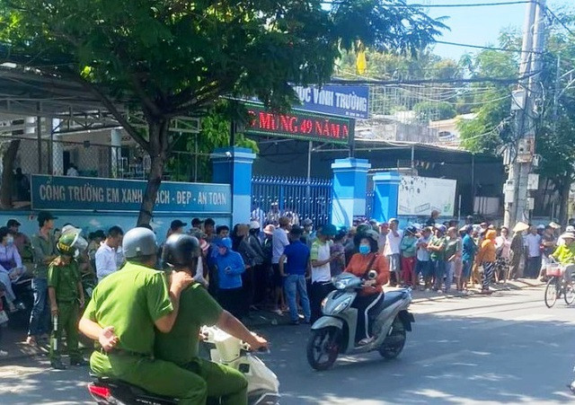 Đến trưa 5-4, nhiều phụ huynh học sinh đã đến Trường Tiểu học Vĩnh Trường yêu cầu làm rõ thông tin. Ảnh N.H Đến trưa 5-4, nhiều phụ huynh học sinh đã đến Trường Tiểu học Vĩnh Trường yêu cầu làm rõ thông tin. Ảnh N.H