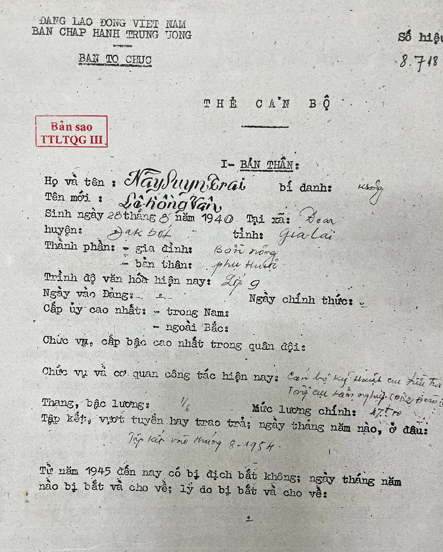 Thẻ cán bộ của ông Nay Suyn Trai trong hồ sơ đi B. Ảnh: P.D Thẻ cán bộ của ông Nay Suyn Trai trong hồ sơ đi B. Ảnh: P.D