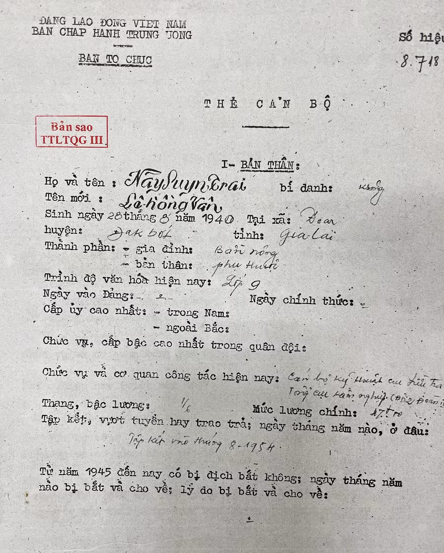Thẻ cán bộ của ông Nay Suyn Trai trong hồ sơ đi B. Ảnh: P.D