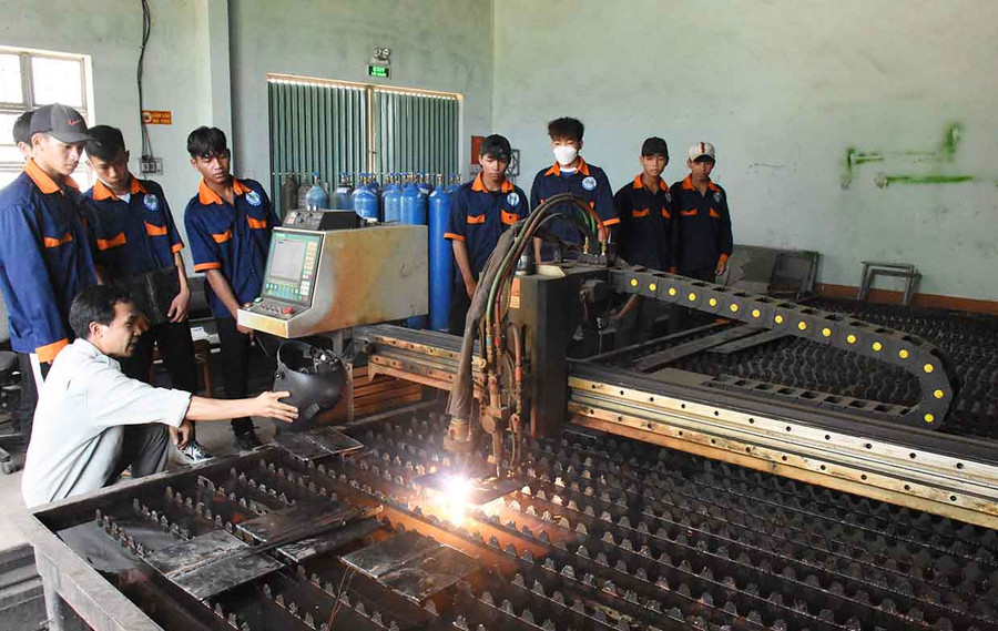 Học sinh Trường Cao đẳng Gia Lai học nghề cắt gọt kim loại. Ảnh: Đinh Yến