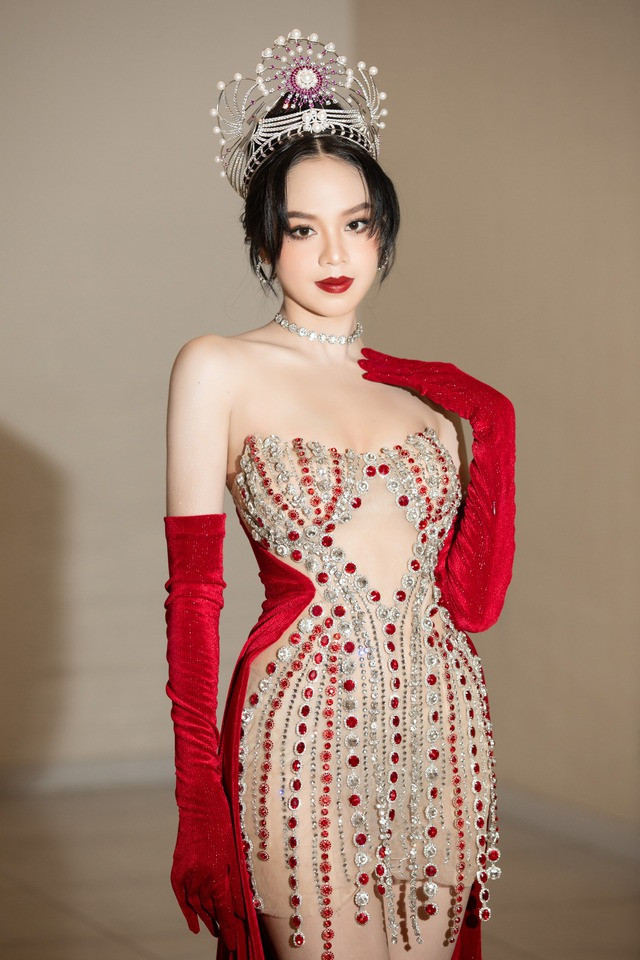 Lần hiếm hoi Hoa hậu Thanh Thủy diện đầm cúp ngực xuất hiện trước công chúng. Ảnh: FBNV