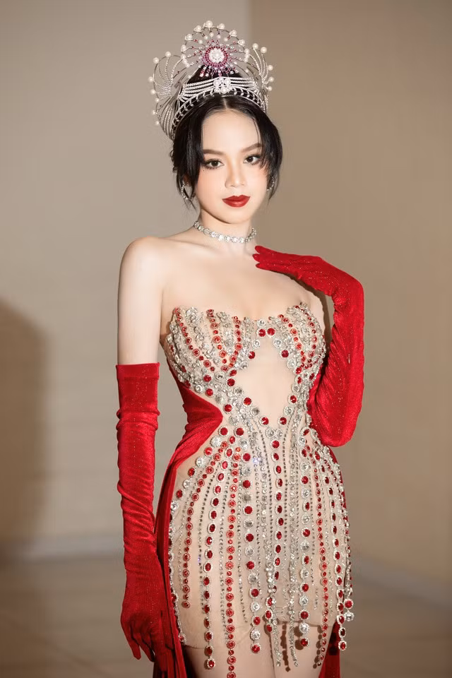 Lần hiếm hoi Hoa hậu Thanh Thủy diện đầm cúp ngực xuất hiện trước công chúng. Ảnh: FBNV