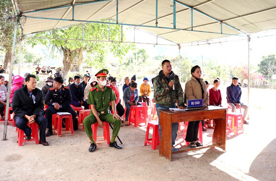 Các bị cáo tại phiên tòa lưu động. Ảnh: Thành Trung Các bị cáo tại phiên tòa lưu động. Ảnh: Thành Trung