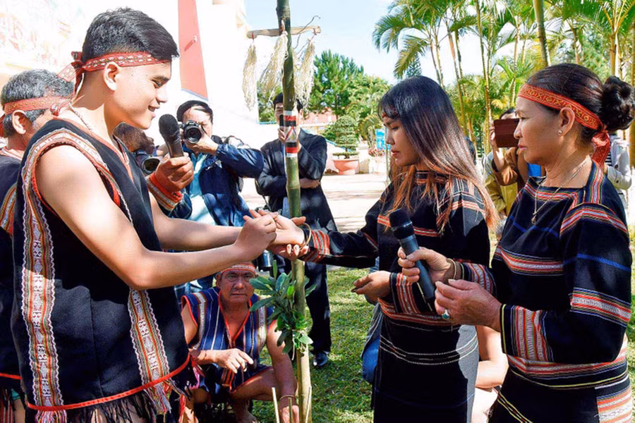 Lễ cưới truyền thống của người Jrai được UBND TP. Pleiku phục dựng. Ảnh: Đ.T