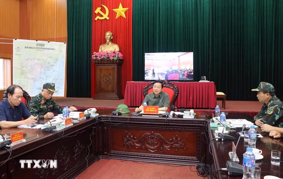 Phó Thủ tướng Trần Hồng Hà chỉ đạo phòng, chống bão tại Sở Chỉ huy tiền phương đóng tại Hải Phòng. (Ảnh: Hoàng Ngọc/TTXVN)