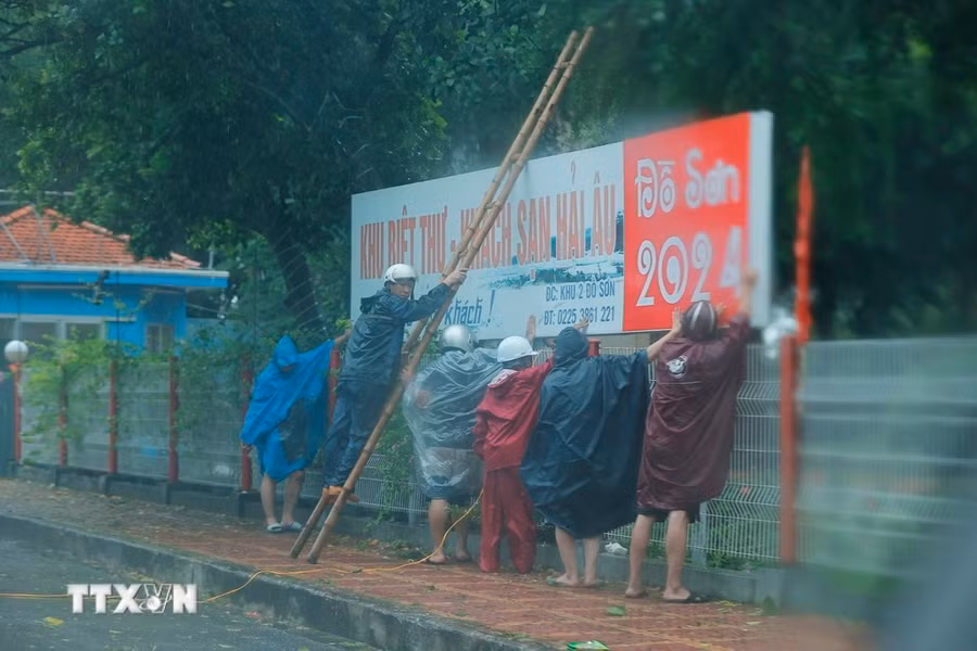 Người dân Đồ Sơn chằng chống nhà khi bão đang vào đất liền (ảnh chụp lúc 9 giờ). (Ảnh: Minh Quyết/TTXVN)