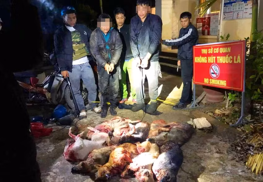 Hai đối tượng trộm chó bị bắt giữ cùng tang vật. Ảnh: CACC.