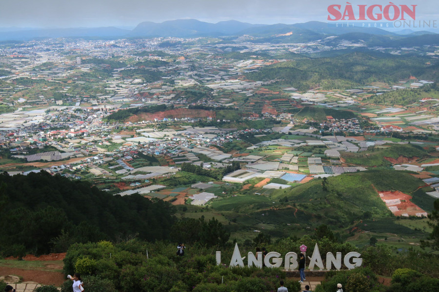 TP Đà Lạt phía xa nhìn từ núi Lang Biang. Địa danh du lịch nổi tiếng này sẽ thuộc Đà Lạt sau khi sáp nhập huyện Lạc Dương vào TP Đà Lạt. Ảnh: ĐOÀN KIÊN