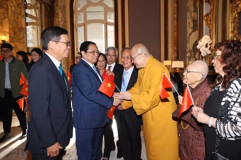 Bà con Việt kiều đón Thủ tướng Phạm Minh Chính tại khách sạn. (Ảnh: DƯƠNG GIANG)