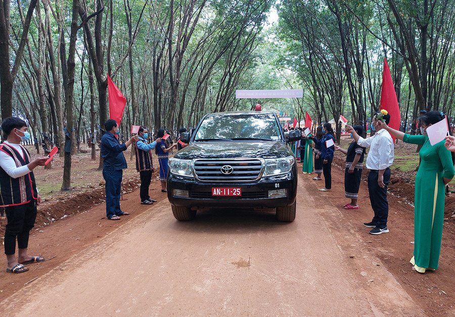 Binh đoàn 15 khánh thành và bàn giao tuyến đường trên địa bàn biên giới cho huyện Ia Grai quản lý và sử dụng. Ảnh: Vĩnh Hoàng